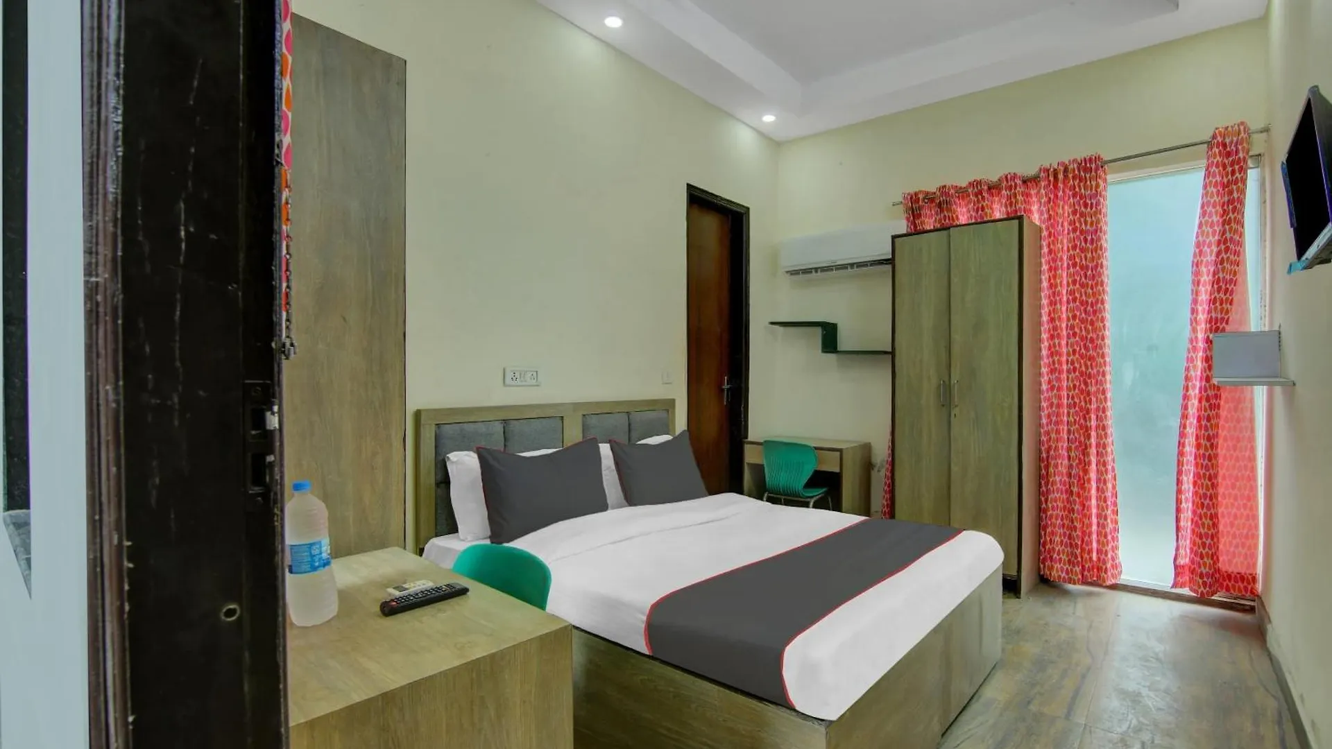 Hotel O The Arrow Near Dtu College Delhi