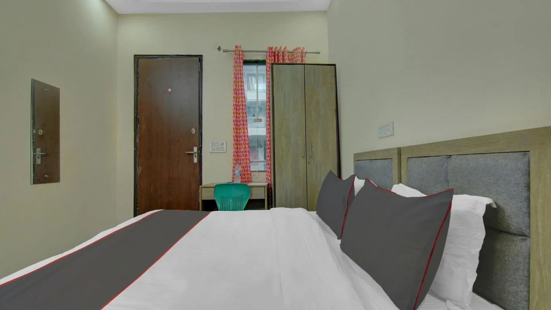 Hotel O The Arrow Near Dtu College Delhi